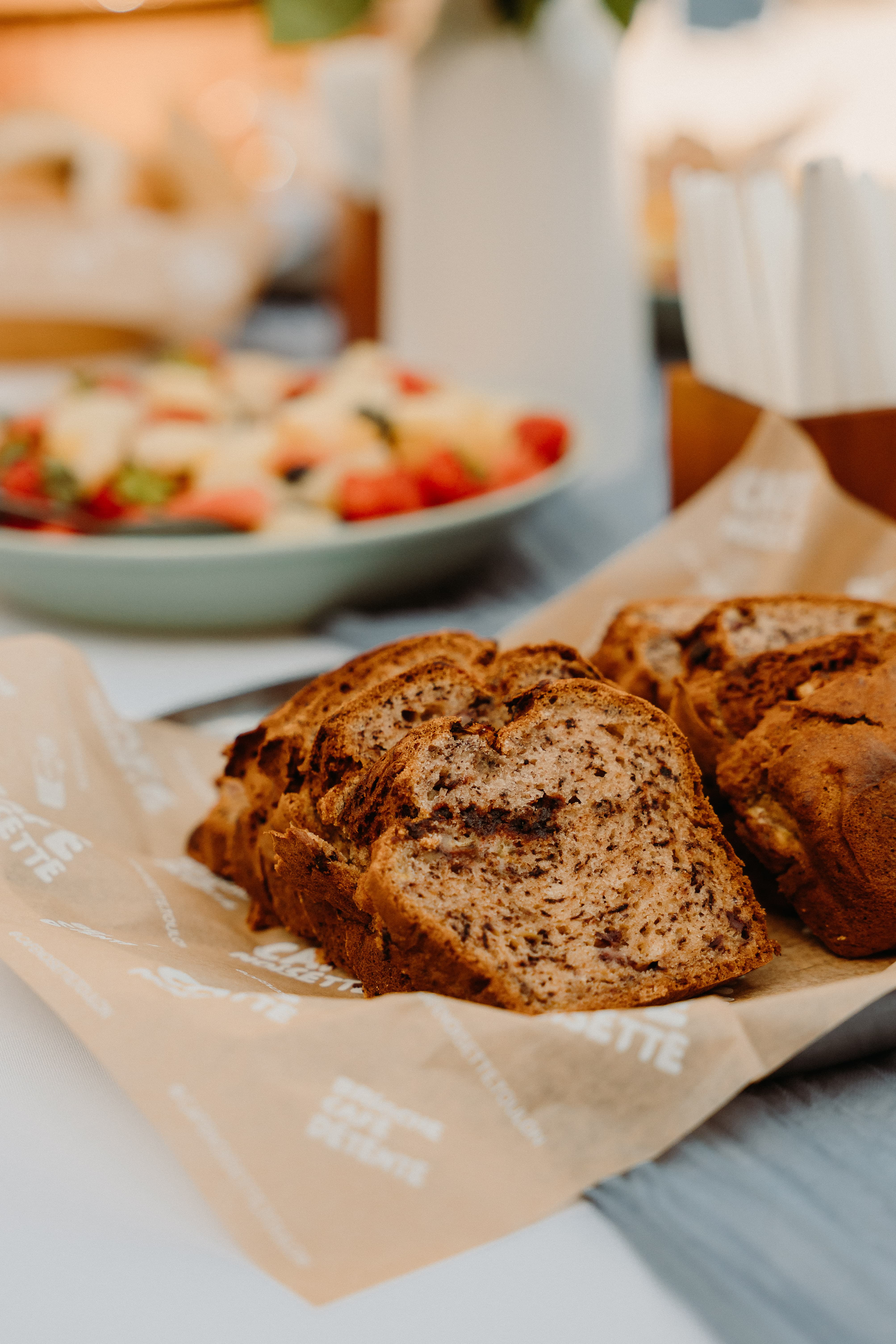 Banana bread maison sur papier Café Noisette