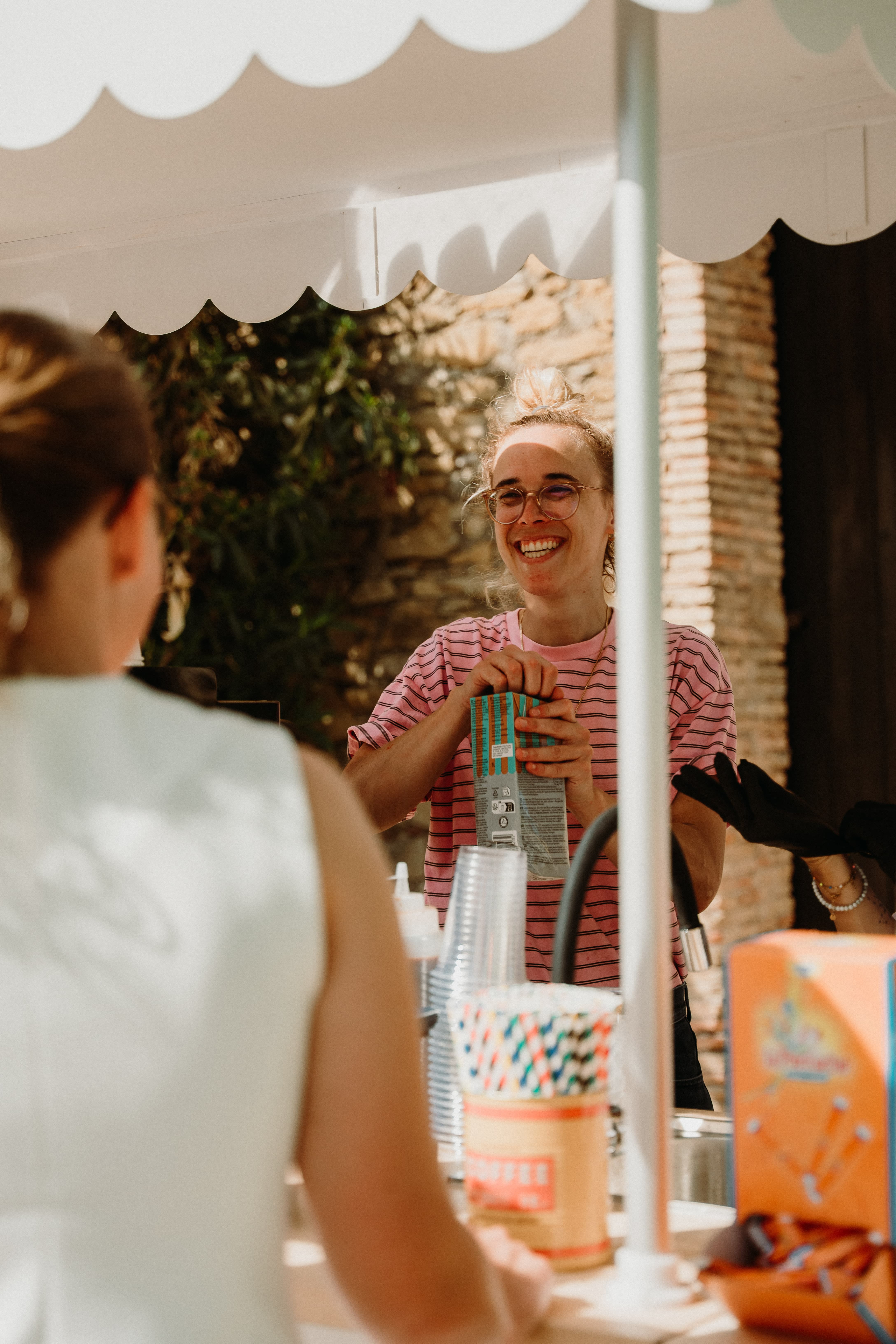 Camille sourit derrière le coffee cart